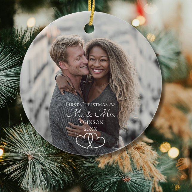 Ornamento De Cerâmica Script First Christmas Mr & Mrs Wedding Photo (Criador carregado)