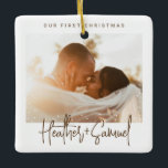 Ornamento De Cerâmica Script Moderno Minimalista | Foto da neve de Natal<br><div class="desc">Crie a sua própria proteção fotográfica com esta Feliz Elegante e o Ornament Cerâmico de Feriado Fotográfico Casado. Um design simples e sofisticado em branco e castanho de chocolate que apresenta seu texto personalizado em caligrafia manuscrita fresca e fonte profissional sans-serif, foto horizontal ou quadrada, quadro de neve, nome de...</div>