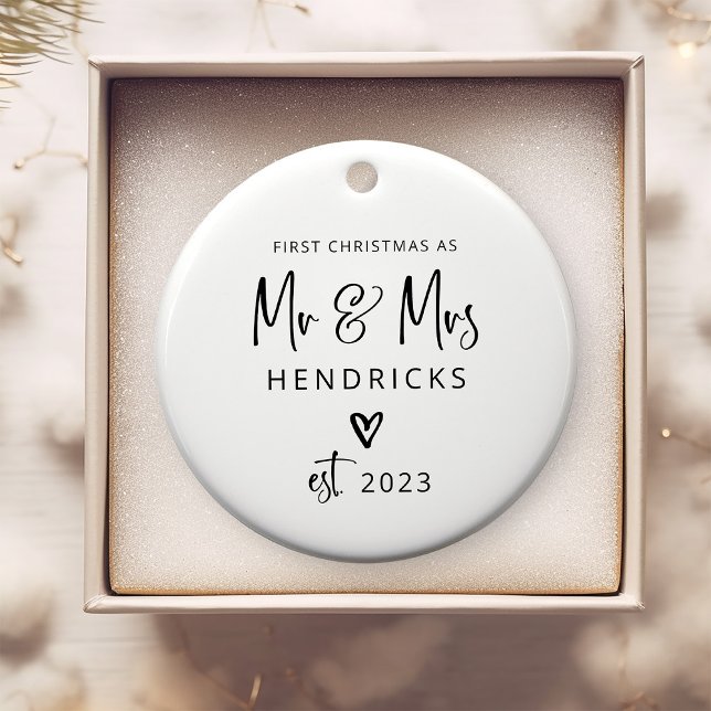Ornamento De Cerâmica Script Moderno | Primeiro Natal como Sr. e Sra. (A simple modern Christmas ornament with a heart and the newlywed's name - the perfect keepsake gift!)