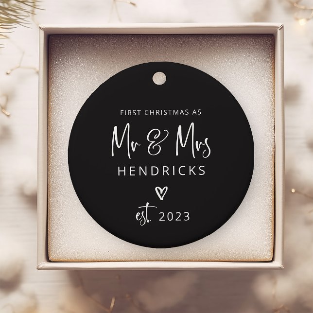 Ornamento De Cerâmica Script Moderno | Primeiro Natal como Sr. e Sra. (A modern, black Christmas ornament that makes the perfect keepsake gift for the newlyweds)
