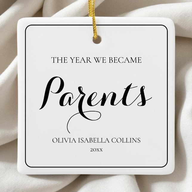Ornamento De Cerâmica Script preto simples Primeiro Natal Novos Pais (Simple Black Script First Christmas New Parents Ceramic Ornament)