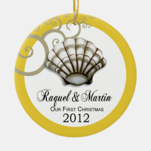 Ornamento De Cerâmica Seashell Luxe nosso primeiro Natal (yellow white)