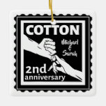 Ornamento De Cerâmica segundo casal de aniversário de casamento de mãos<br><div class="desc">Esta design tem uma ilustração negra e branca de um homem e esposa de mãos dadas. Design romântico para o seu segundo aniversário de casamento. O texto lê algodão, que é a prenda tradicional para este aniversário. Você pode Personalizar isso com seus próprios nomes ou excluir os nomes completamente. Se...</div>