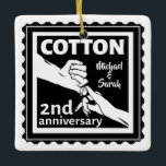 Ornamento De Cerâmica segundo casal de aniversário de casamento de mãos<br><div class="desc">Esta design tem uma ilustração negra e branca de um homem e esposa de mãos dadas. Design romântico para o seu segundo aniversário de casamento. O texto lê algodão, que é a prenda tradicional para este aniversário. Você pode Personalizar isso com seus próprios nomes ou excluir os nomes completamente. Se...</div>