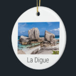 Ornamento De Cerâmica Seicheles La Digue Anse Marron Beach Vintage<br><div class="desc">Design de praia de Anse Marron, La Digue, seichelenses, para feriado. Seicheles na paisagem da ilha do Oceano Índico com uma lembrança panorâmica da praia para a viagem La Digue e Praslin. Trabalho de arte de praia de Seicheles para marinheiros e mochileiros. O panorama do Oceano Índico das Seicheles, Souvenir...</div>