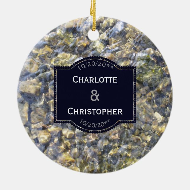 Ornamento De Cerâmica Seixos do rio e casamento personalizado água (Traseira)