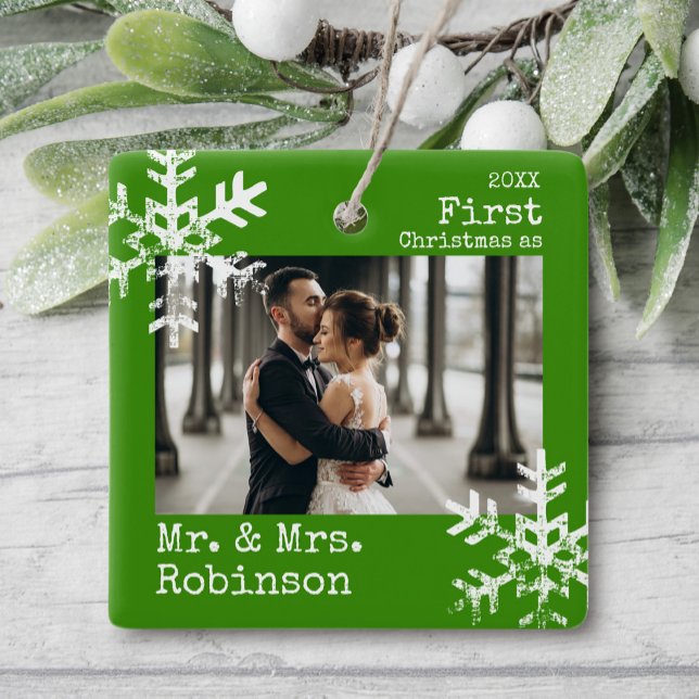Ornamento De Cerâmica Senhor Primeiro Natal Verde Foto Personalizada da  (Rustic snowflake family holiday keepsake photo ornament perfect for gifts to bring joy to others.)
