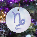 Ornamento De Cerâmica Símbolo de Astrologia de Capricórnio Cujo Roxo Per<br><div class="desc">Este bonito Enfeites de natal de Capricórnio roxo e lavanda apresenta seu sinal astrológico do Zodiac em um belo brilho como as constelações. Personalize este presente bonitinho com seu nome em lindos scripts cursivos para alguém que faz aniversário no final de dezembro ou no início de janeiro.</div>