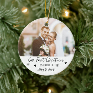 Ornamento De Cerâmica Simples Elegante Primeiro Natal Casado Bauble