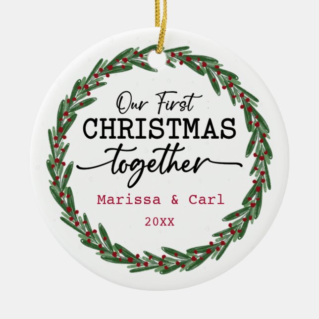 Ornamento De Cerâmica Simples Wreath Verde Nosso Primeiro Natal Juntos (Frente)