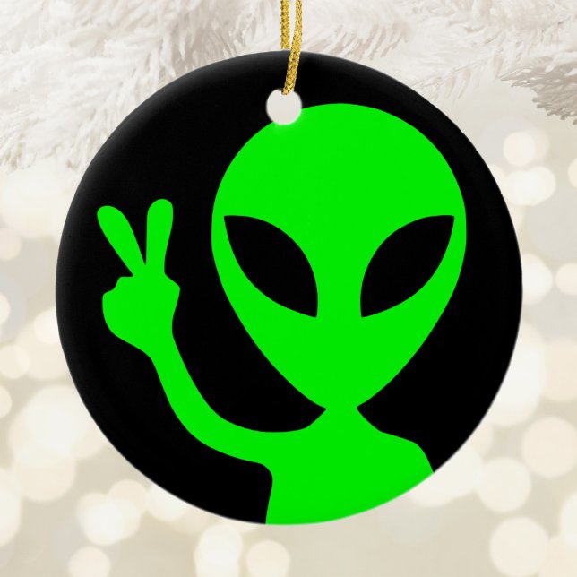 Ornamento De Cerâmica Sinal de Paz Alienígena Verde (Peace Sign Green Alien Ceramic Ornament)