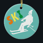 Ornamento De Cerâmica Ski Retro Skier Winter Teal White<br><div class="desc">Legal inverno temido padrão de esquiador design. Esqui alpino em terno de esqui retrô antigo. Um maravilhoso presente de diversão no inverno para um esquiador no seu círculo de amigos, colegas de trabalho ou família. Design de ilustração de trabalho de arte de esquiadores brancos. Esquiadores esquiando decoração de esqui, equipe...</div>