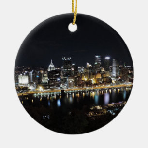 Ornamento De Cerâmica Skyline de Pittsburgh na noite da montagem