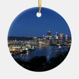 Ornamento De Cerâmica Skyline de Pittsburgh no crepúsculo