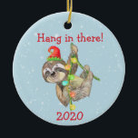 Ornamento De Cerâmica Sloth Hang in Out Christmas Pandemic 2020<br><div class="desc">Este design foi criado através da arte digital. Pode ser personalizado na área fornecer ou personalizar escolhendo o clique para personalizar mais opções e alterando o nome, as iniciais ou as palavras. Você também pode alterar a cor e o estilo do texto ou excluir o texto de um design de...</div>