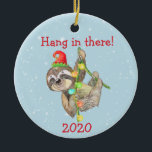 Ornamento De Cerâmica Sloth Hang in Out Christmas Pandemic 2020<br><div class="desc">Este design foi criado através da arte digital. Pode ser personalizado na área fornecer ou personalizar escolhendo o clique para personalizar mais opções e alterando o nome, as iniciais ou as palavras. Você também pode alterar a cor e o estilo do texto ou excluir o texto de um design de...</div>