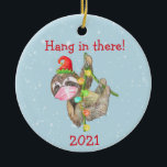 Ornamento De Cerâmica Sloth Hang in This Christmas Face Mask 2021<br><div class="desc">Este design foi criado através da arte digital. Pode ser personalizado na área fornecer ou personalizar escolhendo o clique para personalizar mais opções e alterando o nome, as iniciais ou as palavras. Você também pode alterar a cor e o estilo do texto ou excluir o texto de um design de...</div>
