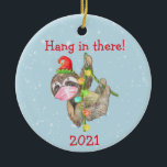 Ornamento De Cerâmica Sloth Hang in This Christmas Face Mask 2021<br><div class="desc">Este design foi criado através da arte digital. Pode ser personalizado na área fornecer ou personalizar escolhendo o clique para personalizar mais opções e alterando o nome, as iniciais ou as palavras. Você também pode alterar a cor e o estilo do texto ou excluir o texto de um design de...</div>