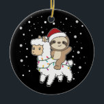 Ornamento De Cerâmica Sloth Lama Christmas Snow Winter Animal Cerâmica O<br><div class="desc">A preguiça caminha pelo lama na véspera de Natal. Animais engraçados com presentes e neve nas férias. Também é engraçado para o Natal em julho. As preguiças são animais bonitos e perfeitos para o Natal.</div>