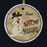 Ornamento De Cerâmica Snow Peeking Snowman<br><div class="desc">Ornamento de Cerâmica. Bonito S"NÃO"W Peeking Snowman. Ideia excelente a ser dada como presente, usar como parte de seu empacotamento de presentes, Prender na Árvore de Natal, Personalizar, etc... ⭐ Este Produto é 100% Personalizável. Gráficos e texto podem ser excluídos, movidos, redimensionados, mudados, rodados etc... 99% dos meus designs na...</div>