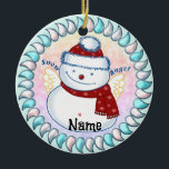 Ornamento De Cerâmica Snowman Angel<br><div class="desc">O ornamento do Anjo Snowman,  a t-shirt e presentes da ArtMuvz Illustration. Coincidindo com camisa Engraçada,  ligante,  caneca,  ornamento. Para personalizar,  adicione seu nome ou adicione texto. Personalize este ornamento do boneco de neve para torná-lo exclusivo seu ou para dar como presente personalizado</div>