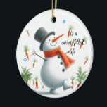 Ornamento De Cerâmica Snowman Carrot Encheu A Vida<br><div class="desc">Descubra um ornamento caprichoso que é perfeito para pendurar numa árvore de Natal,  mostrando um bonzinho bonitão dançando em um jardim de neve cheio de cenoura. A alegria de um verdadeiro boneco de neve. Personalize esta encantadora design de bonitão mudando a mensagem para seu gosto.</div>