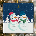 Ornamento De Cerâmica Snowman Casal Fofo Personalizado<br><div class="desc">Casal de Snowman Cute Personalizado Ornamento Cerâmico de Natal. Enfeites de natal de férias da família do boneco de neve de 5 pessoas. Faz o presente personalizado perfeito de Natal para o feriado.</div>