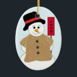 Ornamento De Cerâmica Snowman com Sinal de Neve<br><div class="desc">Um bonitinho bonitinho vestido com uma jaqueta de xadrez,  chapéu preto com um cartaz que diz "neve".</div>