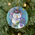 ORNAMENTO DE CERÂMICA SNOWMAN, GINGERBREAD MAN E MUG DE CHOCOLATE QUENTE<br><div class="desc">FELIZ PARECIDA,  GOSTANDO DOS PRAZER DO WINTER. ORNAMENTO DE NEVE BRANCO E CARREGANDO * Personalizar ... ..Procure Itens Correspondentes Susan Brack Designs</div>