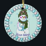 Ornamento De Cerâmica Snowman Granny<br><div class="desc">Ornamento de vovó Snowman por ArtMuvz Illustration. roupa de boneco de neve, t-shirts, presentes de vovó. Camisa de Natal, presentes de Natal e roupa de inverno. Para personalizar, adicione seu nome ou adicione texto. Personalize este ornamento do boneco de neve para torná-lo exclusivo seu ou para dar como presente personalizado...</div>