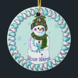 Ornamento De Cerâmica Snowman Granny Ornaments<br><div class="desc">Vovó Snowman, por ArtMuvz Illustration... a combinar roupa de boneco de neve, t-shirts, presentes de vovó. Camisa de Natal, presentes de Natal e roupa de inverno. Para personalizar, adicione seu nome ou adicione texto. Personalize este ornamento do boneco de neve para torná-lo exclusivo seu ou para dar como presente personalizado...</div>