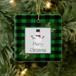 Ornamento De Cerâmica Snowman Green Buffalo Xadrez Cerâmica<br><div class="desc">Decorre sua árvore nesta temporada de festas com um Ornamento de Cerâmica de Xadrez de Búfalo Verde Snowman. Design de ornamento apresenta uma caixa adornada com galhos de pínus e bonitinho bonitão de neve contra um fundo de xadrez de búfalo. Itens adicionais de presentes e feriados disponíveis com este design...</div>