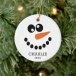 Ornamento De Cerâmica Snowman Personalizado<br><div class="desc">Esse adorável ornamento de rosto de boneco de neve com seu nome e o ano ficaria fabuloso em sua árvore! Faz uma lembrança ou um presente fabuloso! Traga-os para todos os seus amigos e família... vão ficar tão bonitinhos nas árvores!</div>