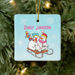 Ornamento De Cerâmica Snowman Winter Sports Name e Wish Cerâmica Orname<br><div class="desc">Brincadeiras a dormir na frente e a patinar nas costas. Um presente bonito para o skater,  o trenó,  o esquiador,  o jogador de hóquei na sua lista. Adicione seu nome na frente e escreva um desejo na parte de trás. Calma!</div>