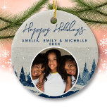 Ornamento De Cerâmica Snowy Winter Forest Snowflakes Foto de Férias de N<br><div class="desc">Snowy Winter Forest Snowflakes Fala O Ornamento Cerâmico De Foto Feriado. Paisagem florestal de inverno com neve e flocos de neve. A foto personalizada está em um quadro redondo. Adicione sua foto,  texto e ano.</div>