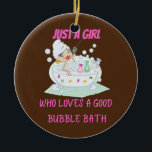 Ornamento De Cerâmica Só uma garota que ama balas de bolhas<br><div class="desc">Só uma garota que ama banhos de bolhas Presente. Presente perfeito para seu pai, mãe, pai, homens, mulheres, amigos e familiares no Dia de Ação de Graças, Dia de Natal, Dia de as mães, Dia de os pais, 4 de julho de 1776 Dia Independente, Dia dos Veteranos, Dia do Halloween,...</div>