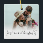 Ornamento De Cerâmica Sobreposição de Fotografias Primeiro Nomes de Nata<br><div class="desc">Sobreposição De Fotos Primeiro Ano De Nomes De Natal Casados. Para comemorar sua primeira temporada de festas como recém-casados e manter a vinda das massas, personalize facilmente seus nomes e ano ou data de casamento nas costas. Com um roteiro e um motivo cardíaco para o Primeiro Natal casado junto com...</div>