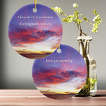 Ornamento De Cerâmica Sol surpreendente sobre o mar, personalizável<br><div class="desc">Este ornamento cerâmico apresenta um pôr do sol incrível perto do mar. Um céu brilhante e nublado na lavanda, rosa, amarelo. Bela citação "Uma vida bonita é uma coleção de momentos inesquecíveis". Bela ideia de presente para qualquer mulher! Também é um maravilhoso presente de dia de as mães. Personalizável! Originalfoto...</div>