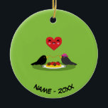 Ornamento De Cerâmica Spaghetti Meatball Data Romântica | Adicione seu n<br><div class="desc">Esta ilustração romântica fofa mostra os dois pássaros negros Ludovico e Viola tendo um encontro em frente a um prato de molho de esparguete e almôndegas. Um coração feliz de kawaii completa a cena. Design ideal do seu presente de Namorados para o seu namorado, namorada, marido ou esposa. Você pode...</div>