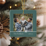 Ornamento De Cerâmica Spruce Green | Arco minimalista Foto frente e vers<br><div class="desc">O adorável e simples ornamento de fotos de Natal apresenta um layout minimalista,  com seu nome de família e o ano em serifa clássica e limpa em um fundo verde de mola. Um pequeno arco abaixo da sua foto completa a design. Adicione uma segunda foto ao verso.</div>