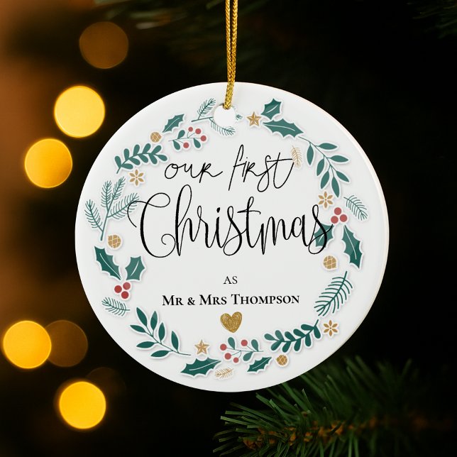 Ornamento De Cerâmica Sr. & Sra. Nosso Primeiro Natal 2025, Terra Nova (Mr & Mrs Our First Christmas 2025 Newlywed Wreath Ceramic Ornament)
