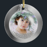 Ornamento De Cerâmica Sua foto no Silver Christmas Ball Personalizado<br><div class="desc">Sua Foto em Silver Christmas Ball Custom Cerâmica Ornament. Escolha a cor de fundo e o tamanho do logotipo.
Personalize seu presente de decoração de árvore de Natal com fotos,  decoração cerâmica em tons prateados brilhantes</div>