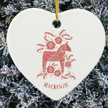 Ornamento De Cerâmica sueco Dala Horse Personalizado Branco Vermelho<br><div class="desc">Pintura vermelha e branca de um Cavalo Dala sueco. Altere ou remova o nome a ser personalizado.</div>