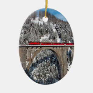 Ornamento De Cerâmica Suiça coberto de neve das montanhas do pinho
