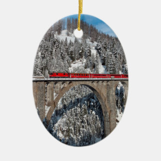 Ornamento De Cerâmica Suiça coberto de neve das montanhas do pinho