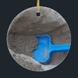 Ornamento De Cerâmica Summer Beach Digging Sand Shovel, Scoop, Brincando<br><div class="desc">Verão,  praia,  cavando pá de areia,  colher,  brincando</div>