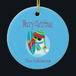 Ornamento De Cerâmica Surfista de Natal legal Snowman<br><div class="desc">Um legal ornamento cerâmico de Natal,  este design apresenta um belo fundo azul com um boneco de neve segurando uma prancha de surfe. Um presente de excelente para o surfista,  personalize o seu hoje! Design Snowman Prettygrafik (https://www.etsy.com/shop/Prettygrafikdesign)</div>
