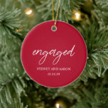 Ornamento De Cerâmica Sydney Red First Christmas Engajed Modern<br><div class="desc">Enfeites de natal moderno com um design tipográfico contemporâneo com "engajado" em tipografia de script elegante junto com seus nomes e data de noivado em um layout simples e mínimo. As costas têm sua foto favorita. O tema de cor é vermelho e pode ser alterado na ferramenta de edição de...</div>