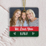 Ornamento De Cerâmica Te Amo, Nana | Red Green Color Block Two Photo<br><div class="desc">Esta moda e na moda de natal apresenta duas fotos de você e de sua avó,  com blocos de cores modernos em vermelho festivo e verde com tipografia escrita branca e corações bonitinhos rabiscados. O ornamento diz "nós te amamos,  Nana."</div>