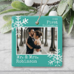 Ornamento De Cerâmica Teal 1rua Natal Sr. & Sra. Photo<br><div class="desc">Personalize este ornamento com a sua foto de casamento e adicione o seu sobrenome juntamente com o ano para este excelente de Natal.</div>